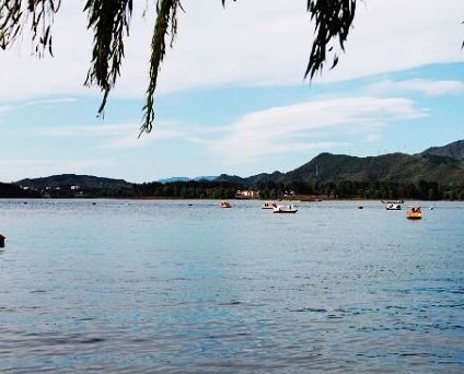 雁栖湖位于京郊怀柔城北8公里处的燕山脚下 雁栖湖位于京郊怀柔城北8公里处的燕山脚下