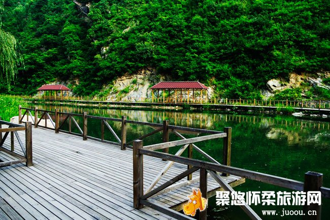 青山绿水绕半城 怀柔白河湾上洒明辉