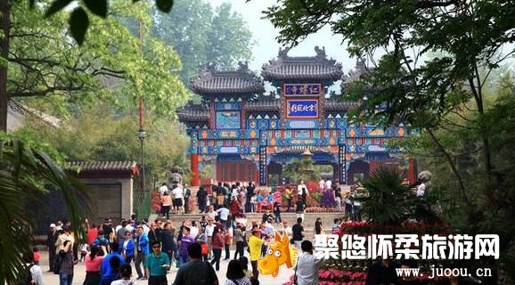 2014年五一游 红螺寺景区迎来大批赏花祈福的游客