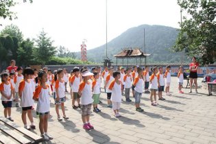 东方兴国幼儿园在圣泉山景区举办庆六一活动