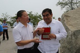 墨西哥参议长到访慕田峪长城