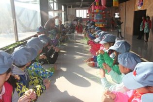 怀柔区六小二年级学生到圣泉山景区体验社会大课堂活动