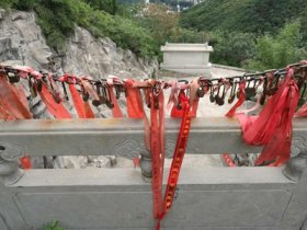 两把同心锁，情定圣泉山